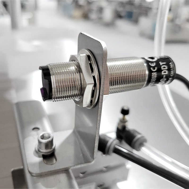 Automatic can sealing machine