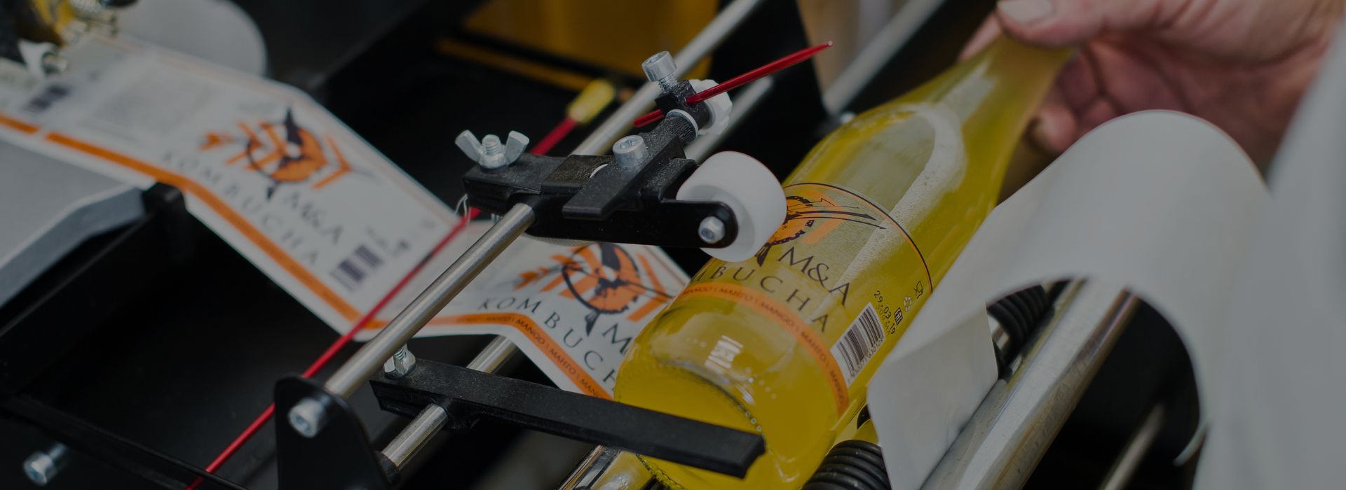 Máquina semiautomática de etiquetado de botellas redondas para producción pequeña y mediana