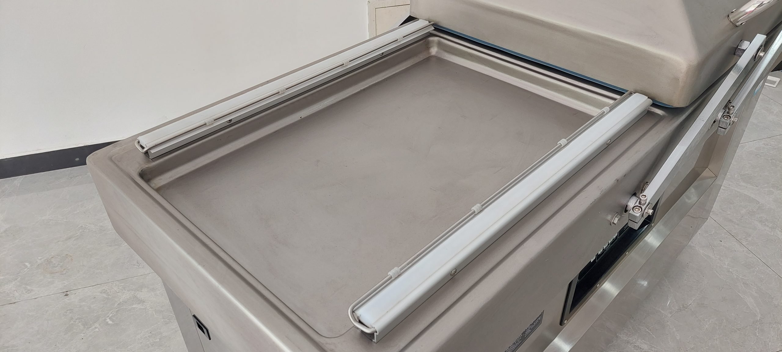 Vacuum sealing machine