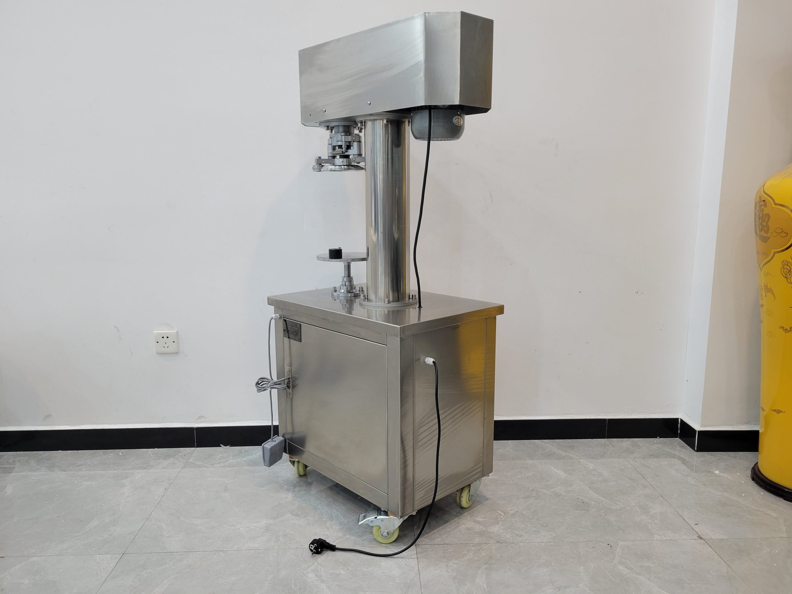 Can sealing machine